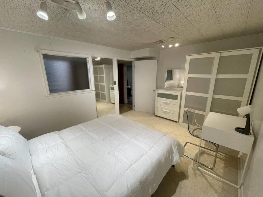 Lovely 2 Bedroom Basement Apartment In Toronto Exteriör bild