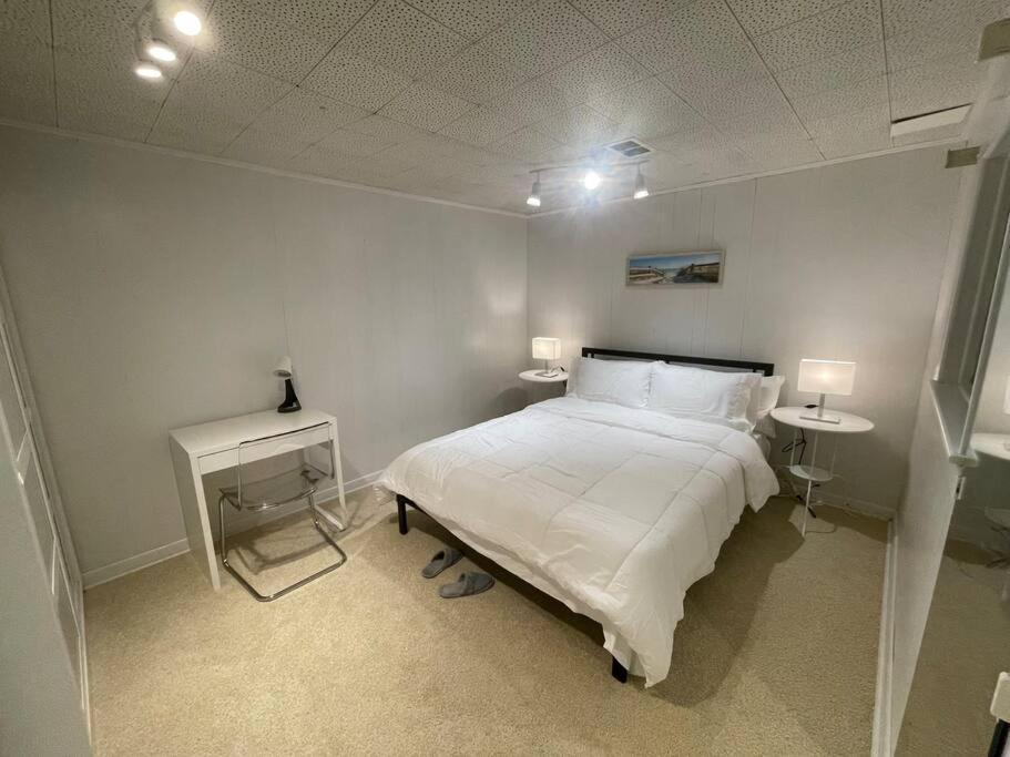 Lovely 2 Bedroom Basement Apartment In Toronto Exteriör bild