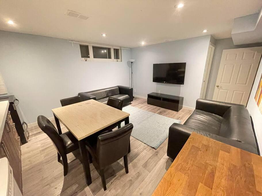 Lovely 2 Bedroom Basement Apartment In Toronto Exteriör bild