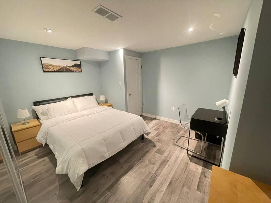 Lovely 2 Bedroom Basement Apartment In Toronto Exteriör bild